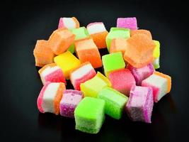 Merienda de fruta de gelatina de colores de cerca postre dulce de gelatina de caramelo con azúcar foto