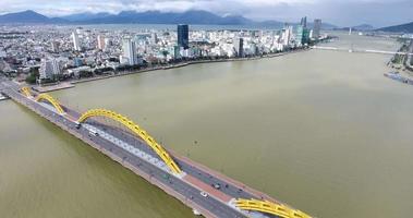 pont du dragon de danang, la vue sur la rivière video