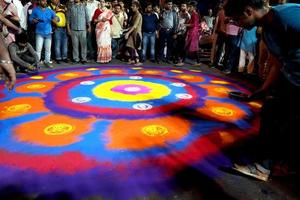 1 de julio de 2022, kolkata, bengala occidental, india. artista creando rangoli en kolkata iskcon rath yatra foto