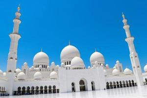 hermosa vista de la mezquita sheikh zayed con cielo azul foto