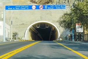 vista del paisaje de la carretera con vista del túnel en los emiratos árabes unidos foto