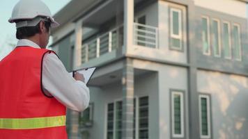 l'ingénieur revérifie l'inspection finale de la maison pour livrer la maison au client. l'inspecteur écrit un point de correction pour que l'entrepreneur apporte des corrections. le concept d'agent d'inspection en bâtiment. video