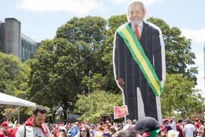 brasilia, brasil 1 de enero de 2023 una explosión gigante del estatuto del presidente lula cerca del congreso nacional en brasilia foto