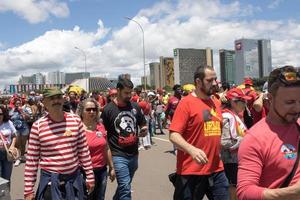 brasilia, brasil 1 de enero de 2023 multitudes de personas bajando por la explanada hacia el congreso nacional para la toma de posesión del presidente lula en brasilia. foto