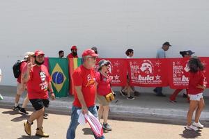 brasilia, brasil 1 de enero de 2023 multitudes de personas bajando por la explanada hacia el congreso nacional para la toma de posesión del presidente lula en brasilia foto