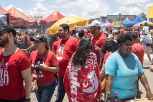 brasilia, brasil 1 de enero de 2023 multitudes de personas bajando por la explanada hacia el congreso nacional para la toma de posesión del presidente lula en brasilia foto