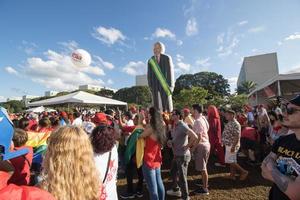 brasilia, df, brasil 1 de enero de 2023 una explosión gigante del estatuto del presidente lula cerca del congreso nacional en brasilia. foto