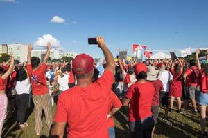 brasilia, df, brasil 1 de enero de 2023 partidarios de lula reunidos frente al congreso nacional mostrando apoyo al presidente lula foto