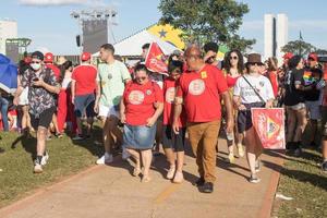 brasilia, df, brasil 1 de enero de 2023 partidarios de lula reunidos frente al congreso nacional mostrando apoyo al presidente lula foto