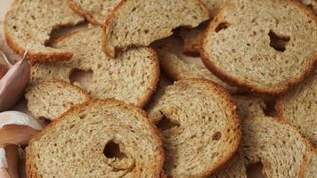 mini broodjes van gebakken brood en knoflook geïsoleerd Aan houten achtergrond video