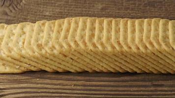 sabrosas galletas saladas crujientes sobre fondo de madera video