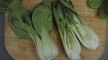 endives sur une planche à découper en bois cichorium intybus. endives fraîches video