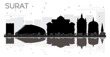 Surat city skyline silueta en blanco y negro con reflejos. vector