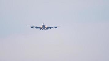 Jumbo Jet fliegt zur Landung. Großraum-Passagierflugzeug mit vier Triebwerken am Himmel. Verkehrsflugzeug am Himmel nähert sich der Landung video