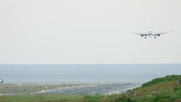 widebody-flygplan som närmar sig och landar på Phukets internationella flygplats. video