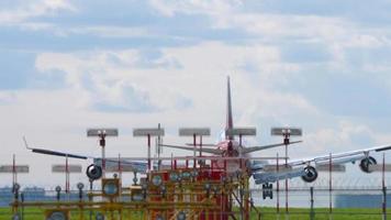 Jumbo-Großraumflugzeug steigt zur Landung ab. Landung eines viermotorigen Verkehrsflugzeugs