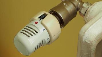 Baisser le thermostat du radiateur pour économiser de l'énergie en raison de la hausse des prix de revient du chauffage