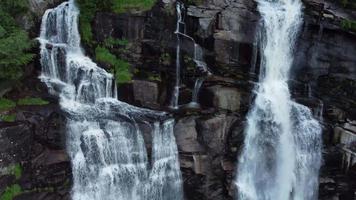 waterval in bergen. buitenshuis natuur in Noorwegen video