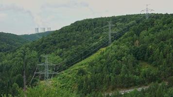 poste de alta tensão ou torre de alta tensão. subestação elétrica de distribuição com linhas de energia e transformadores. video