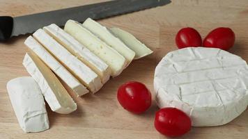 cabeça de queijo camembert na tábua. produto agrícola video