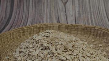 copos de avena cesta con avena cruda en la mesa. video