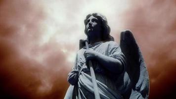 il statua di un angelo su tempo periodo nuvole - ciclo continuo video