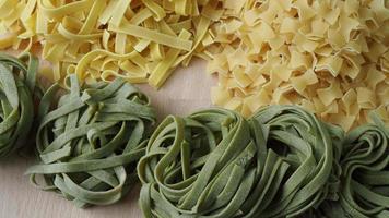lay-out van Italiaans rauw pasta, verschillend types en vormen van pasta video