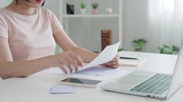 as mulheres que ficam em casa usam o telefone digitalizam o código qr para pagar online. os pagamentos online são um apoio ao distanciamento social. conceitos de tecnologia para uma vida fácil. video