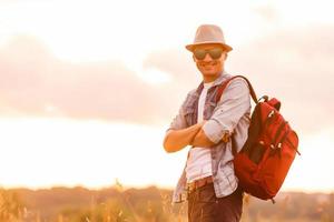 retrato, de, hombre, excursionismo, en, campo, llevando, mochila foto