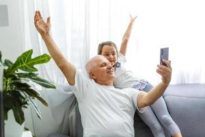 abuelo y nieta hacen selfie foto