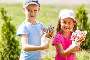 niños comiendo gofres de burbujas con helado foto