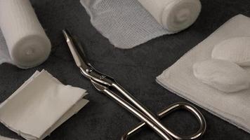 medizinische bandagen mit schere und heftpflaster. medizinische Ausrüstung. video