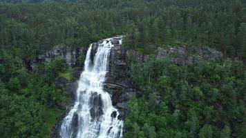 cascada en las montañas. naturaleza al aire libre en noruega video