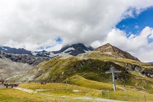 panorama de la capa de nubes desde la cima de la montaña sobre los alpes suizos foto
