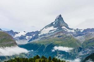 vista asombrosa de la ruta turística cerca del cervino en los alpes suizos. foto