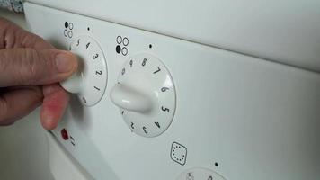 mão regula a temperatura do novo fogão elktric, economiza energia video