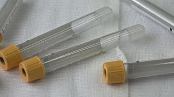 tubos de ensaio de plástico com tampas amarelas para a coleta de amostras. medicina moderna médica video