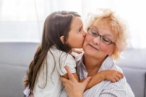 abuela y nieta, celebrando el día de la madre o el concepto del 8 de marzo foto