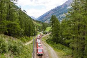 vía férrea suiza alpes tren foto
