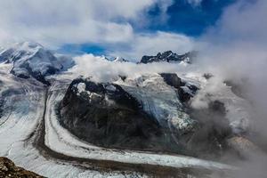 este mirador está por encima de las nubes, que rodean otros picos en esta zona. foto