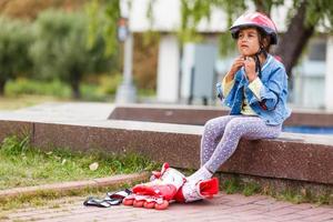 niña patines se pone el casco foto