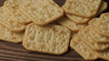 heerlijk droog crackers Aan een houten tafel. biscuits zout crackers. video