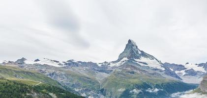 Matterhorn detrás de un hermoso lago foto