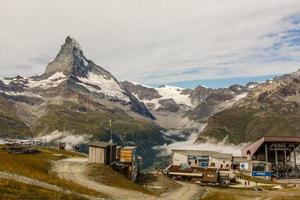 vista asombrosa de la ruta turística cerca del cervino en los alpes suizos. foto