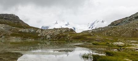 increíble paisaje de montaña con cielo nublado, fondo natural de viajes al aire libre. mundo de la belleza foto