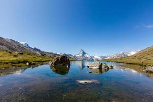 Matterhorn detrás de un hermoso lago foto