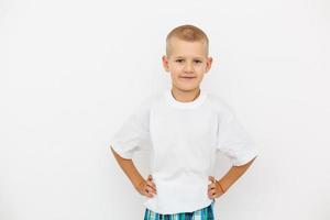 camiseta blanca en un chico lindo, aislado en fondo blanco foto
