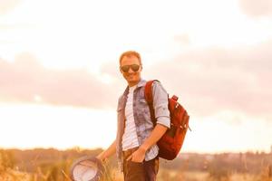 retrato, de, hombre, excursionismo, en, campo, llevando, mochila foto