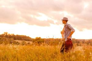retrato, de, hombre, excursionismo, en, campo, llevando, mochila foto