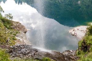 lago alpino de alta montaña, bosques de coníferas se reflejan en el agua, lago antrona valley campliccioli, piamonte italiano foto